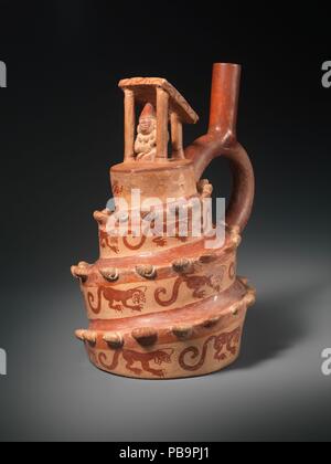 Architektonische Schiff. Kultur: Moche. Abmessungen: H.8 7/16 x W. 5 1/2 in. (21,51 x 13,97 cm). Datum: A.D. 400-600. Dieses Schiff ist in der Form einer Spirale Plattform durch einen offenen überwunden modelliert-seitig Struktur mit einer Abbildung im Inneren. Das Schiff selbst ist eine Flasche mit Ausgießer in der Form eines Bügels, eine charakteristische Form an der Nordküste von Peru Küste aus dem ersten Jahrtausend v. Chr. durch den späteren Teil des ersten Jahrtausends N.CHR. die Spirale Plattform mit einer Prozession von Schnecken, in Hochrelief Skulpturen verziert ist, und felines in roten Slip gemalt, aufsteigend bis zum Gipfel, wo eine Abbildung depi ist Stockfoto