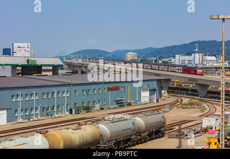 Zürich, Schweiz - 8. Juli 2018: Stadt Zürich, Blick von der Hardbrücke Brücke. Zürich ist die größte Stadt der Schweiz und die Hauptstadt der Swis Stockfoto