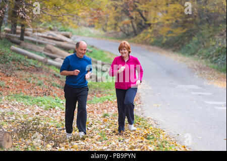 Senior paar macht Sport im freien Stockfoto