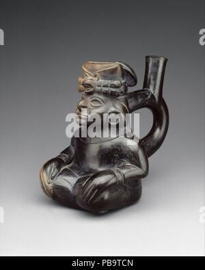 Sitzende Figur Flasche. Kultur: Moche. Abmessungen: Insgesamt: 6 3/8 in. (16.19 cm). Datum: 2.-5. Jh.. Den Bügel-auswurfrohr Schiff - also für die Ähnlichkeit des Namens des Auswurfkrümmers Form an einen Reitsattel Steigbügel - war ein sehr benachteiligten Flaschenform in Prä Peru. Es wurde vorgeschlagen, dass die Besonderheit der Doppel-/Einzel- Form des Ausgießers war zu Verdampfen der Flüssigkeit enthielt es verhindern. Den Bügel des Auswurfkrümmers wurde auf keramikgefäßen im Norden Perus etwa zwanzig verwendet - fünf hundert Jahre. Im frühen ersten Jahrtausend V.CHR., den Bügel-auswurfrohr Flasche wurde in skulpturalen de erarbeitet Stockfoto