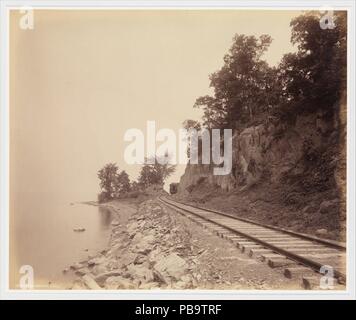 Cayuga Lake, Ellenbogen Kurve. Künstler: William H. Rau (American, 1855-1920). Abmessungen: Bild: 43 x 51,9 cm (16 15/16 x 20 7/16 in.). Datum: 1895-1900. Obwohl William Rau vielleicht am besten für seine Fotografien von der Pennsylvania Eisenbahn in Betrieb genommen bekannt ist, begann er seine Karriere im Alter von neunzehn Jahren als Fotograf auf die US-Regierung Expedition 1874 den Transit der Venus zu dokumentieren. Eine seltene astronomische Ereignis, jede Passage des Planeten vor der Sonne ermöglicht Wissenschaftlern die Entfernung der Erde von der Sonne zu berechnen. Nach dieser ersten Kommission Rau in den westlichen Vereinigten Staaten reisten nach PHOTOG Stockfoto