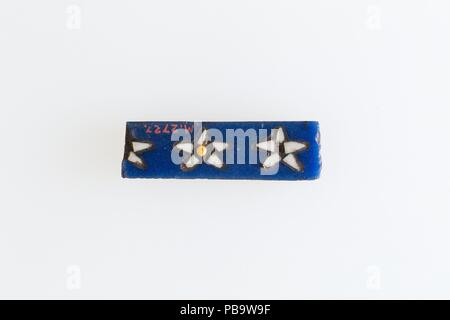 Inlay Fragment, Reihe von Sternen. Abmessungen: H.1 × W. 3,7 cm (3/8 x 1 7/16 in.). Datum: 200 v. Chr.-100 N. Eine Möglichkeit der Erstellung eingerichteten Glasfliesen wurde durch die Einhaltung kleine monochrome Glas Stücke in ein größeres Stück wie in diesem Beispiel. Die dunklen Befestigungsmaterial ist um die Kanten sichtbar. Museum: Metropolitan Museum of Art, New York, USA. Stockfoto