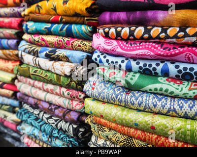 Stapel von Schals mit hellen Farben in einem Geschäft in Bali, Indonesien verkauft. Stockfoto