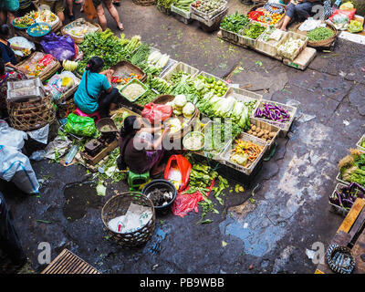 Bali, Indonesien - April 2017: Frauen verkaufen frische Lebensmittel auf dem Markt im Zentrum von Ubud Stockfoto