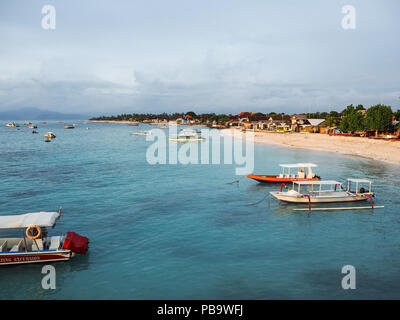 Nusa Lembongan und Bali - April 2017: Sonne scheint auf Jungutbatu Küstendorf, Indonesien Stockfoto