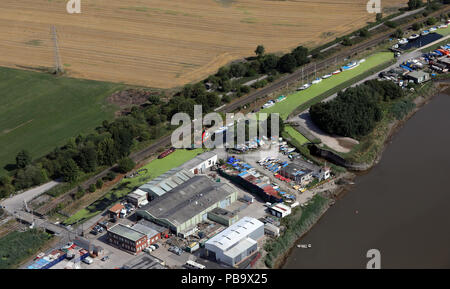 Luftaufnahme von grünen Algen in der Leeds Liverpool Canal in der Nähe von Warrington Stockfoto