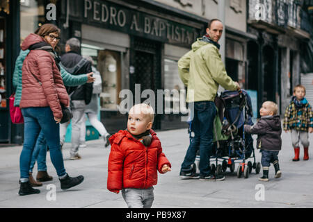 Portugal, Porto, 05. Mai 2018: Der junge Vater mit seinen Kindern spazieren entlang der Straße der Stadt. Eines der Kinder in den Vordergrund. Stockfoto