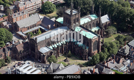 Luftaufnahme von Chester Cathedral, Kathedrale Kirche Christi und der Jungfrau Maria, Cheshire, Großbritannien Stockfoto