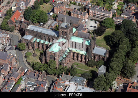 Luftaufnahme von Chester Cathedral, Kathedrale Kirche Christi und der Jungfrau Maria, Cheshire, Großbritannien Stockfoto