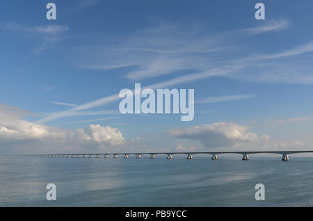 Blick über die Oosterschelde Mündung in den Niederlanden in Richtung Zeeland Brücke, längste Brücke im Land Stockfoto