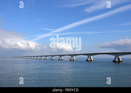 Zeeland Brücke und Oosterschelde Mündung in den Niederlanden, unter einer überwiegend blauen Himmel mit einigen Wolken comulus Stockfoto