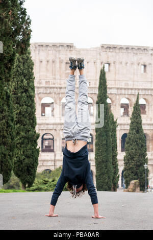 Junge Kerl, handstand während des Trainings im Park Stockfoto