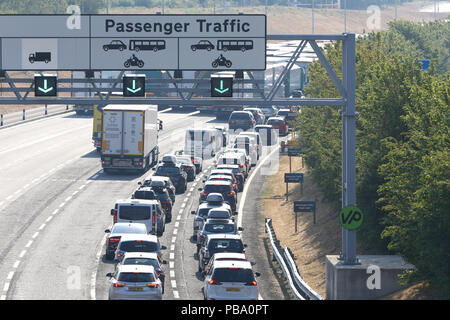 Für den Eurotunnel in Folkestone, Kent, bleiben Warteschlangen, da der Cross-Channel-Bahnbetreiber Tausende von Fahrkarten abgesagt hat, nachdem extreme Temperaturen die Dienste stark gestört haben. Stockfoto