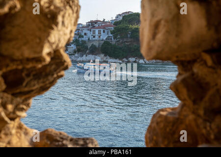 Auf der Suche durch eine kleine Höhle auf der Insel Skiathos Bucht und Stadt mit einem touristenboot auf der Durchreise, der Insel Skiathos, Griechenland Stockfoto