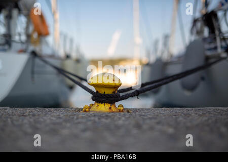 In der Nähe von anlegestellen Seile fest an den Hafen auf einer eisernen Poller Stockfoto