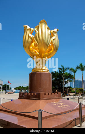 Wan Chai, Hong Kong, China - 31. Mai 2018: Die Golden Bauhinia Platz vor der Expo Promenade ist der touristische Anziehungspunkt in Wan Chai distri Stockfoto