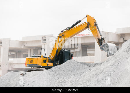 Bagger auf der Baustelle Rock bewegen für Gebäude tollway arbeiten Stockfoto