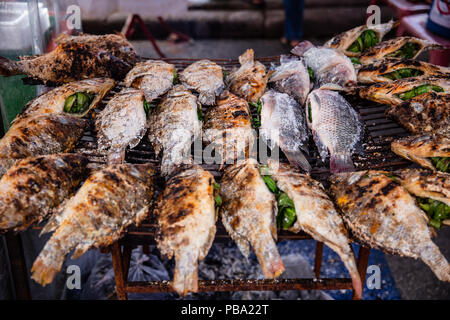 Thailändische Fisch kochen Grill mit Salz auf Holzkohlefeuer Stockfoto