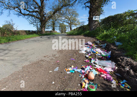 Blick auf Fliegen - Trinkgeld in einer ländlichen layby bei Redwither Lane, in der Nähe von Wrexham Industrial Estate, Wales. Stockfoto