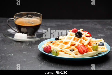 Foto Tasse Kaffee mit belgischen Waffeln mit Erdbeeren, Himbeeren Stockfoto