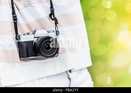 Spiegellosen Kamera digitale Fotografie Nahaufnahme Kamera hängt am Hals Stockfoto