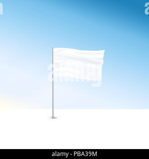 Leere weisse Flagge mock up stand auf und blauer Himmel. Große wellige Fahnenmast mockup Bereit für Business Logo Design Präsentation. Kapitulation Symbol leer Stockfoto