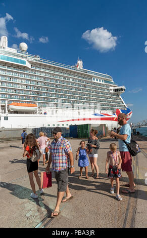 Hafen von Southampton, England UK. Besucher in der Nähe der Kreuzfahrtschiffe Britannia am Ocean Terminal Stockfoto
