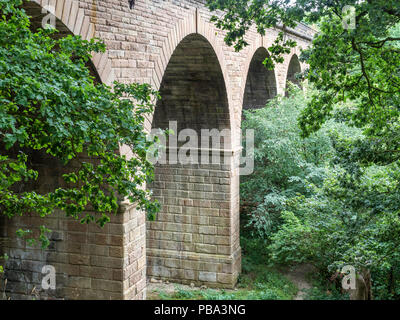 Eisenbahnviadukt auf dem stillgelegten Teil der alten Leeds und Thirsk Bahn in der Crimple Tal Harrogate, North Yorkshire England Stockfoto