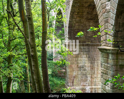 Eisenbahnviadukt auf dem stillgelegten Teil der alten Leeds und Thirsk Bahn in der Crimple Tal Harrogate, North Yorkshire England Stockfoto