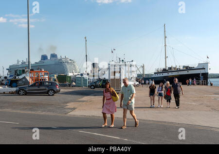Hafen von Southampton, England UK. Besucher in der Nähe der Kreuzfahrtschiffe Britannia am Ocean Terminal und der Dampf schiff Shieldhall Stockfoto