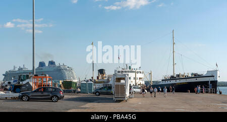 Hafen von Southampton, England UK. Besucher in der Nähe der Kreuzfahrtschiffe Britannia am Ocean Terminal und der Dampf schiff Shieldhall Stockfoto