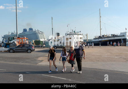 Hafen von Southampton, England UK. Besucher in der Nähe der Kreuzfahrtschiffe Britannia am Ocean Terminal und der Dampf schiff Shieldhall Stockfoto