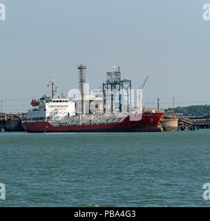 Fawley terminal Southampton, England, UK. Die LPG-Tanker Magdalena neben austretendes Gas. Stockfoto