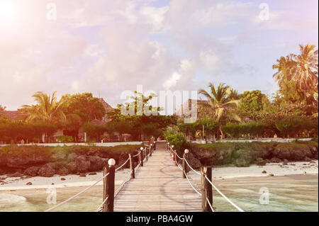 Holzbrücke über den Strand, die Palmen führt Stockfoto