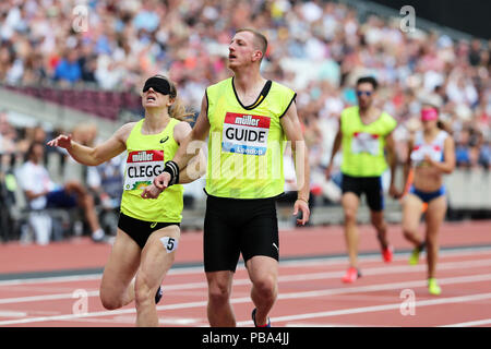 Libby CLEGG (Großbritannien) mit Guide Tom SOMERS Überqueren der Ziellinie in 200 m der Frauen T11 Finale bei den 2018, IAAF Diamond League, Jubiläum Spiele, Queen Elizabeth Olympic Park, Stratford, London, UK. Stockfoto