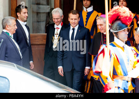 Der französische Präsident Emmanuel Längestrich ist von Erzbischof Georg Gaenswein begleitet, als er nach dem Treffen mit Papst Franziskus im Vatikan verlässt. Mit: Emmanuel Längestrich, Georg Gaenswein Wo: Vatikanstadt, der Heilige Stuhl Wann: 26 Aug 2018 Quelle: Katholische Presse Foto/IPA/WENN.com ** Nur für die Veröffentlichung in Großbritannien, den USA, Deutschland, Österreich ** verfügbar Stockfoto