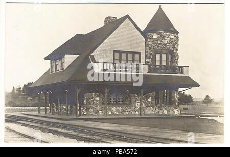 1046 Millis Bahnhof Postkarte Stockfoto