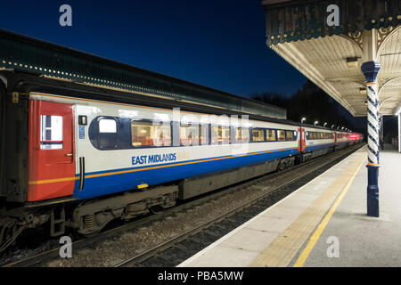 East Midlands Trains Zug in der Nacht, am Bahnhof Chesterfield, Chesterfield, Derbyshire, England, Großbritannien gestoppt Stockfoto