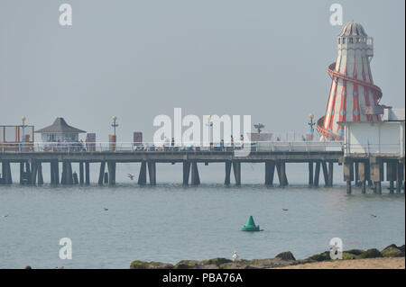 Der Bereich aus Clacton Pier, Clacton-on-Sea, Essex, wo ein Teenager wurde berichtet, fehlt im Wasser am Donnerstag. Stockfoto