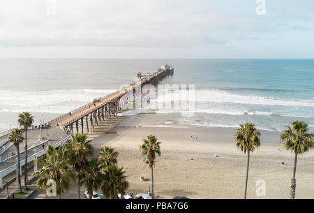 OCEANSIDE, Kalifornien (EUA) - November 10, 2017: Drone Schuß des längsten hölzernen maiden Pier der USA Westküste, Oceanside Pier. Stockfoto