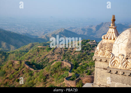 Ein Blick von der Spitze des Kumbhal Fort, Udaipur, Indien Stockfoto