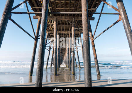 OCEANSIDE, Kalifornien (EUA) - November 10, 2017: Unter dem Oceanside Pier, eine hölzerne Jungfrau Pier am California Beach. Stockfoto