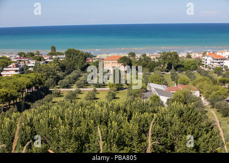 Olivenhain und Adriatischen Küste in Roseto degli Abruzzi, Italien Stockfoto