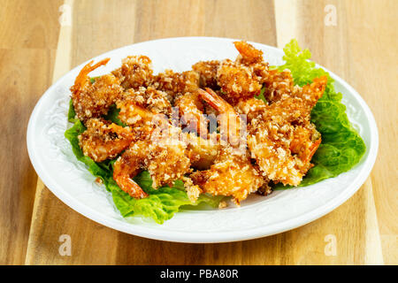 Teig Garnelen mit Salat Stockfoto