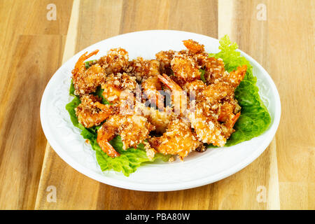 Teig Garnelen mit Salat Stockfoto