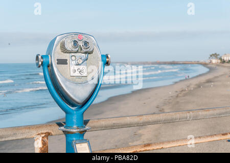 OCEANSIDE, Kalifornien (EUA) - November 10, 2017: Antike Münzen Fernglas im Oceanside Pier, und der Strand auf dem Hintergrund Stockfoto