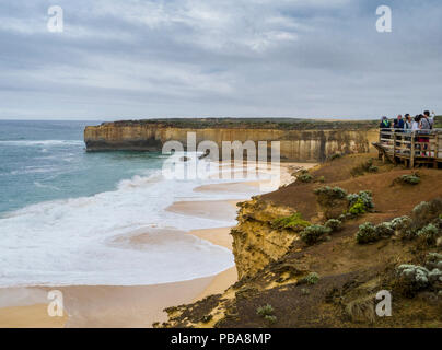 Aussichtspunkt an der London Bridge Küsten Anziehung, Port Campbell National Park, Great Ocean Road, Victoria, Australien Stockfoto