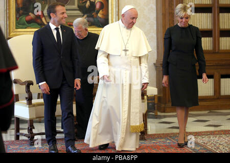Papst Franziskus grüßt der französische Präsident Emmanuel Längestrich während einer Privataudienz im Vatikan, Rom, Italien Mit: Emmanuel Längestrich, Papst Franziskus, Brigitte Längestrich Wann: 26 Jun 2018 Credit: IPA/WENN.com ** Nur für die Veröffentlichung in Großbritannien, den USA, Deutschland, Österreich ** verfügbar Stockfoto
