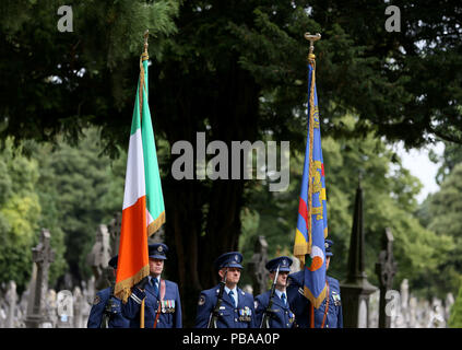 Mitglieder der Irish Air Corps Farbe Partei warten auf den Beginn der Zeremonie die Enthüllung der Victoria Cross Stein in Glasnevin Cemetery in Dublin, die sich mit großen Edward&Ograve; Mick&Oacute; Mannock V.C. Stockfoto