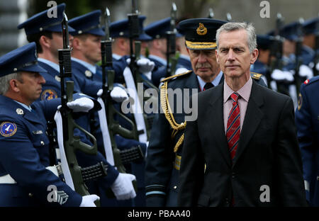 Sir Stephen Hillier (rechts), Air Chief Marshal, der Chef der Luft Mitarbeiter in Großbritannien, kommen für die Feier der Enthüllung eines Victoria Cross Stein in Glasnevin Cemetery in Dublin, die sich mit großen Edward&Ograve; Mick&Oacute; Mannock V.C. Stockfoto